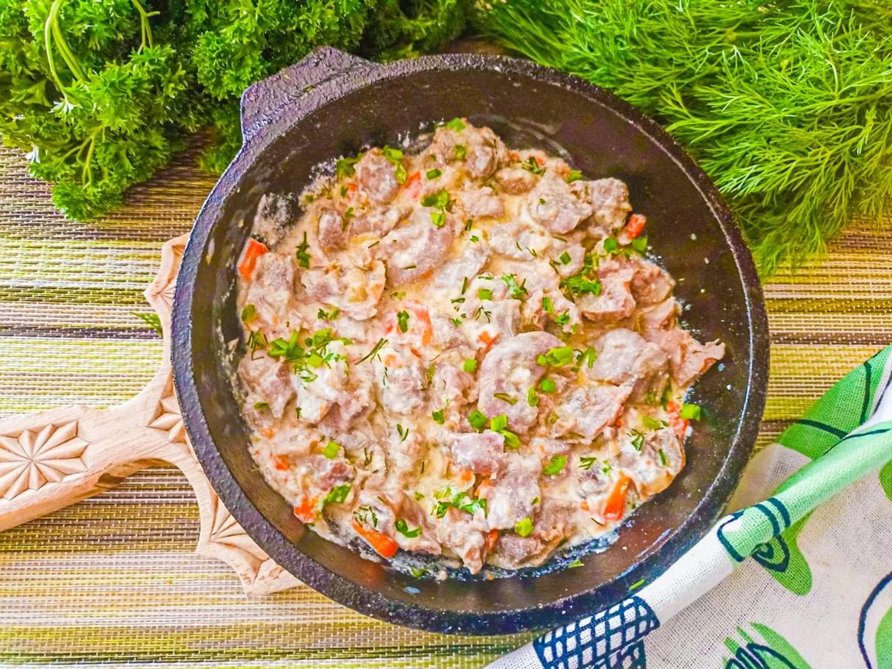 Куриные желудки в сметане