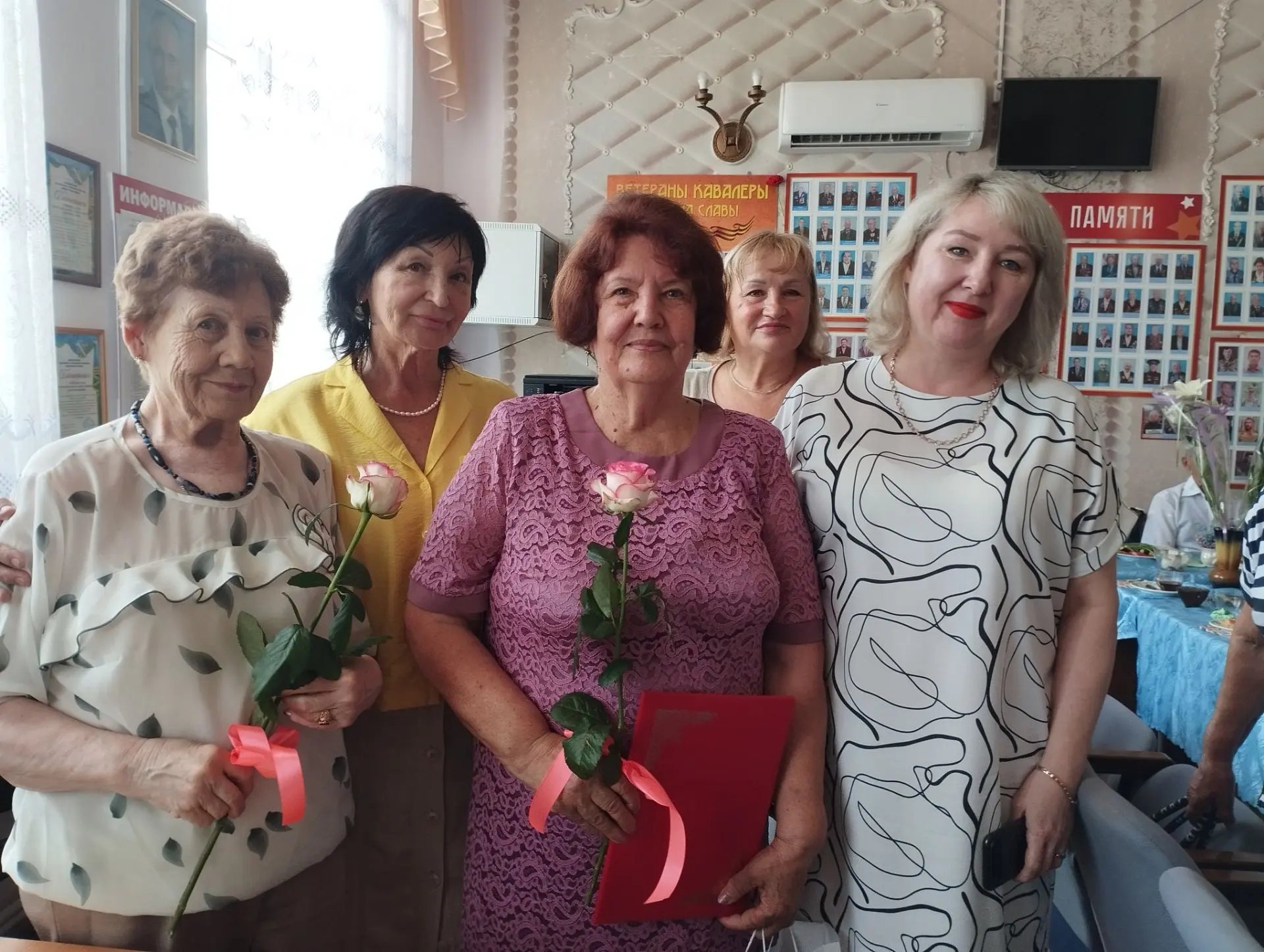 Глава Хадыженского городского поселения Юлия Захарова поздравила с 80-летним юбилеем пр...