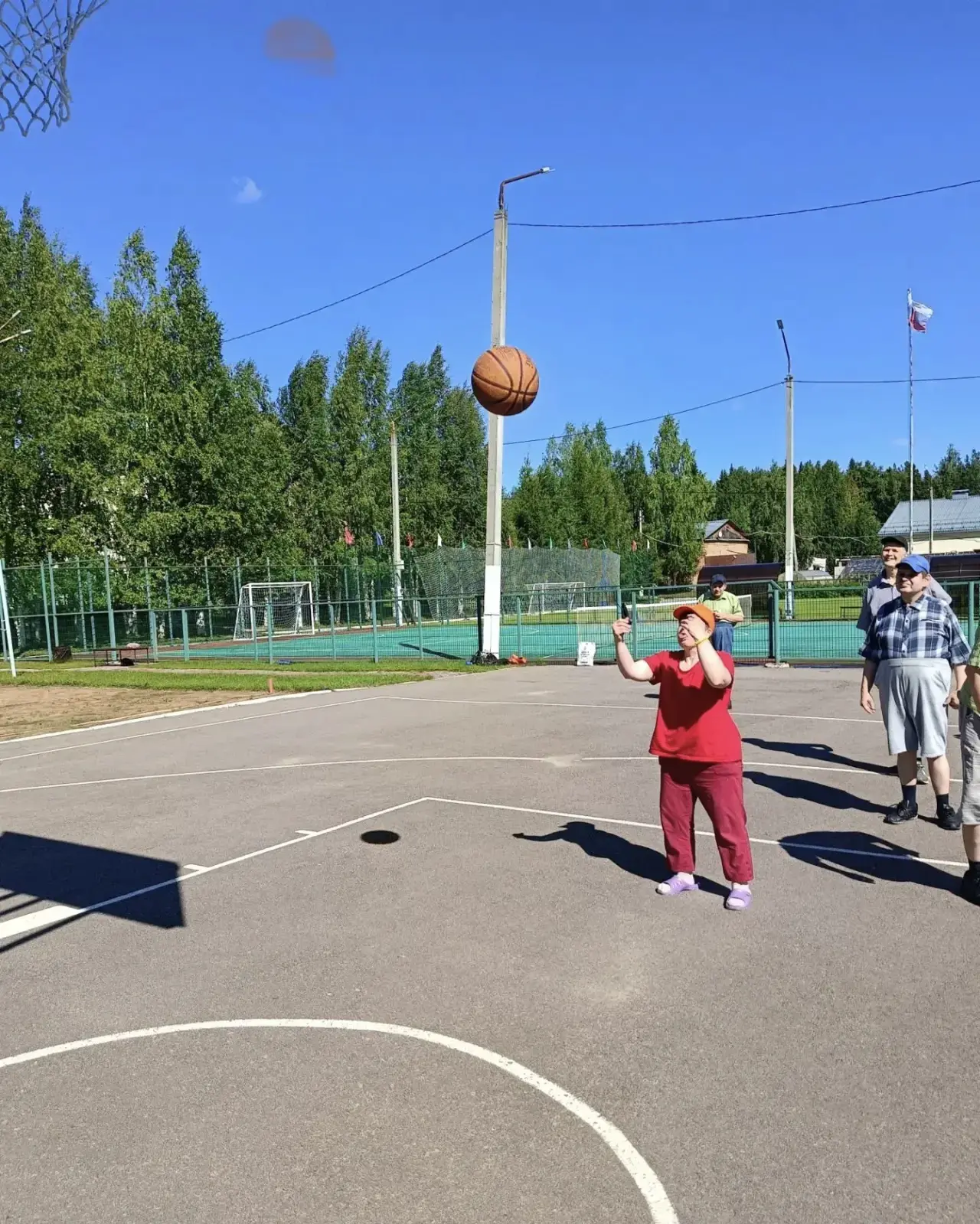 На спортивной площадке нашего дома прошло спортивное мероприятие "В мире штрафных и трё...