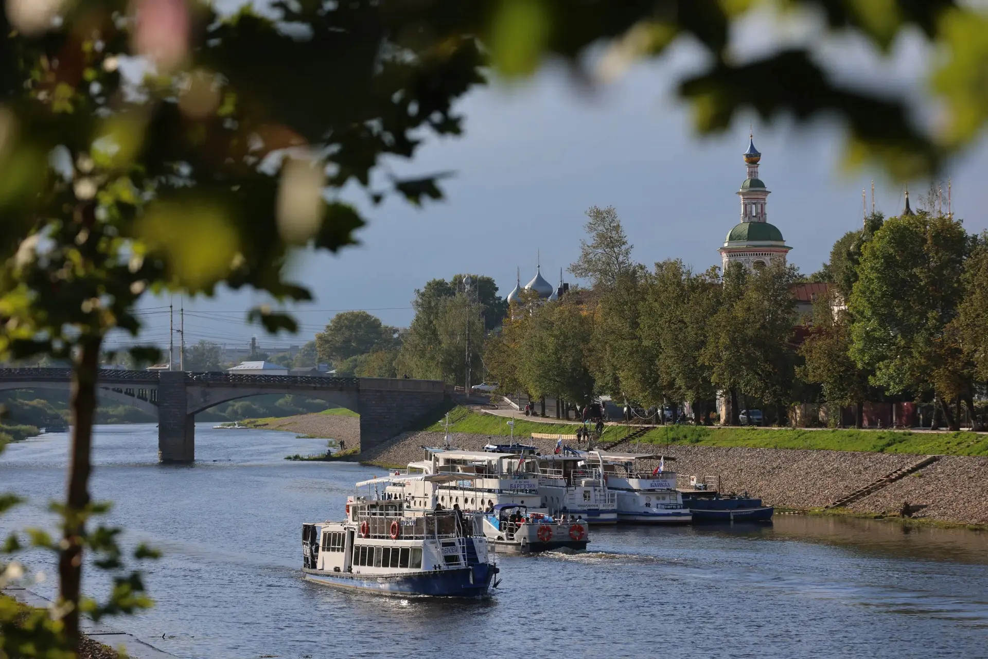 Днём +16° +21°, местами (по западу) небольшой дождь. Ветер южной четверти ночью 3-8 м/с...