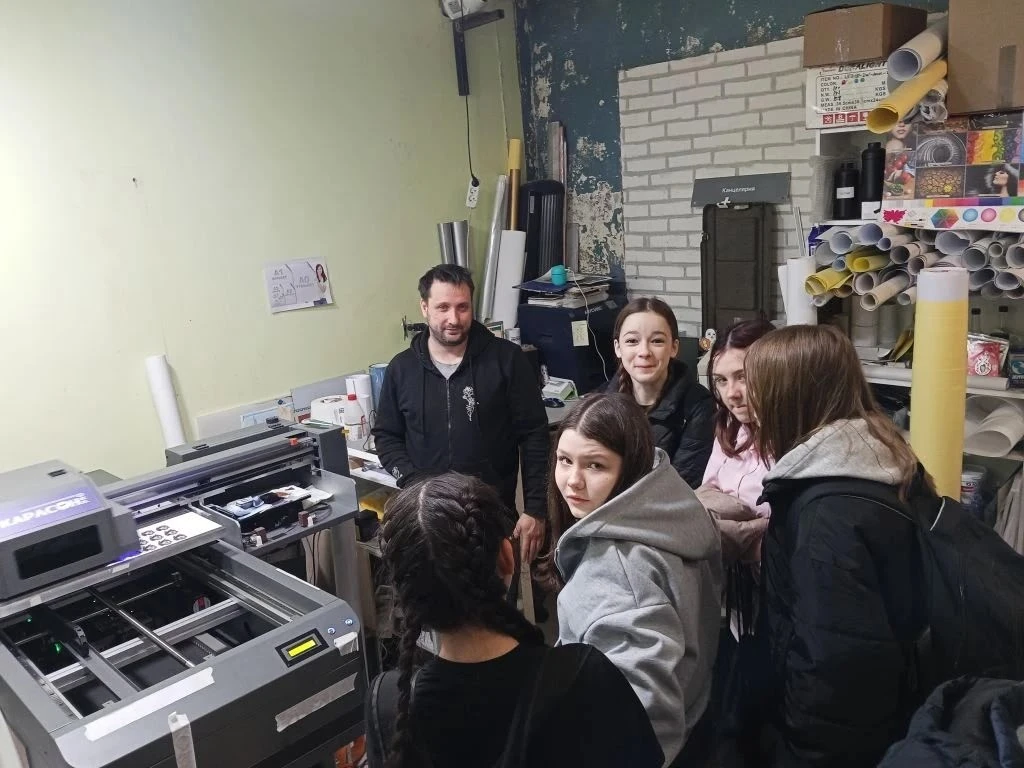 📰 Экскурсия в типографию «Карлсон ПРО»: как рождаются этикетки, наклейки и объёмные вывески  Учащиес