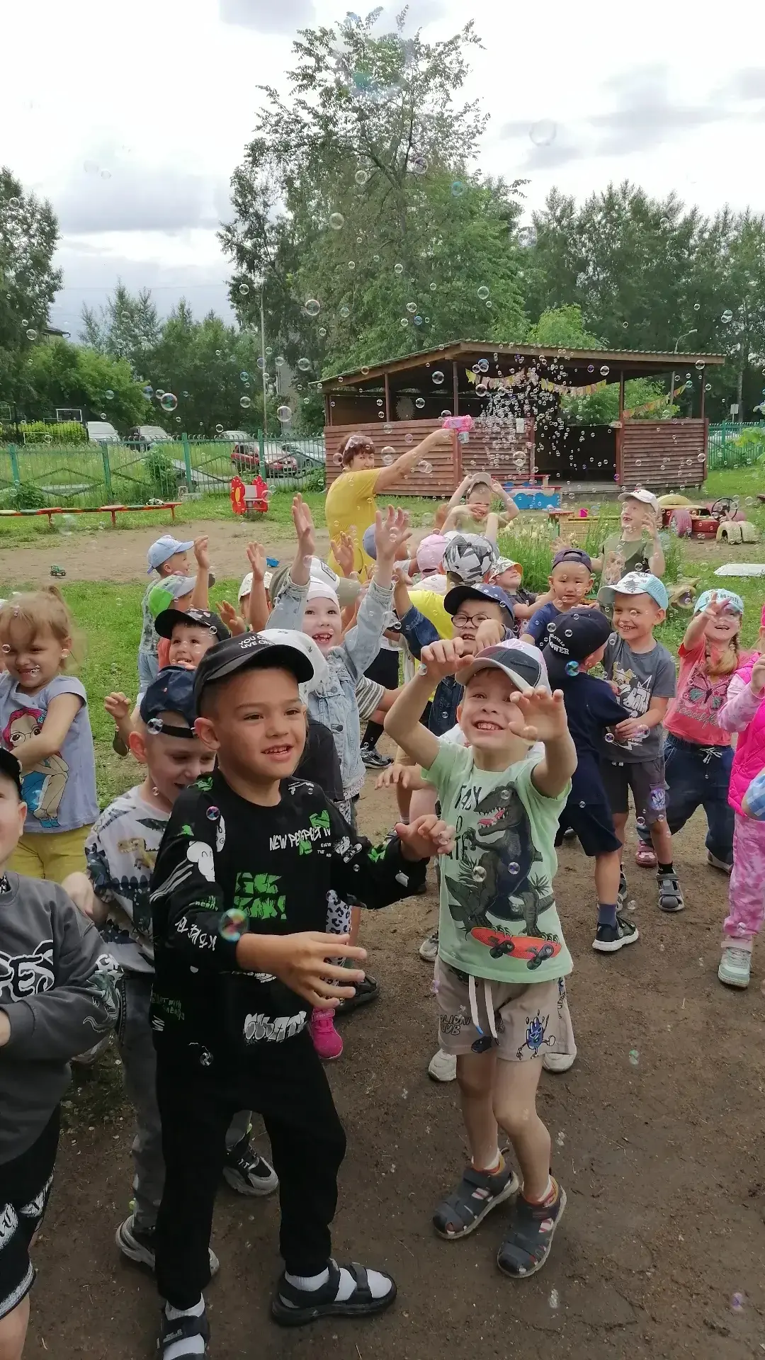 🌞Лето - это пора веселых забав,
развлечений, праздников на свежем воздухе.
Один день из любимых раз