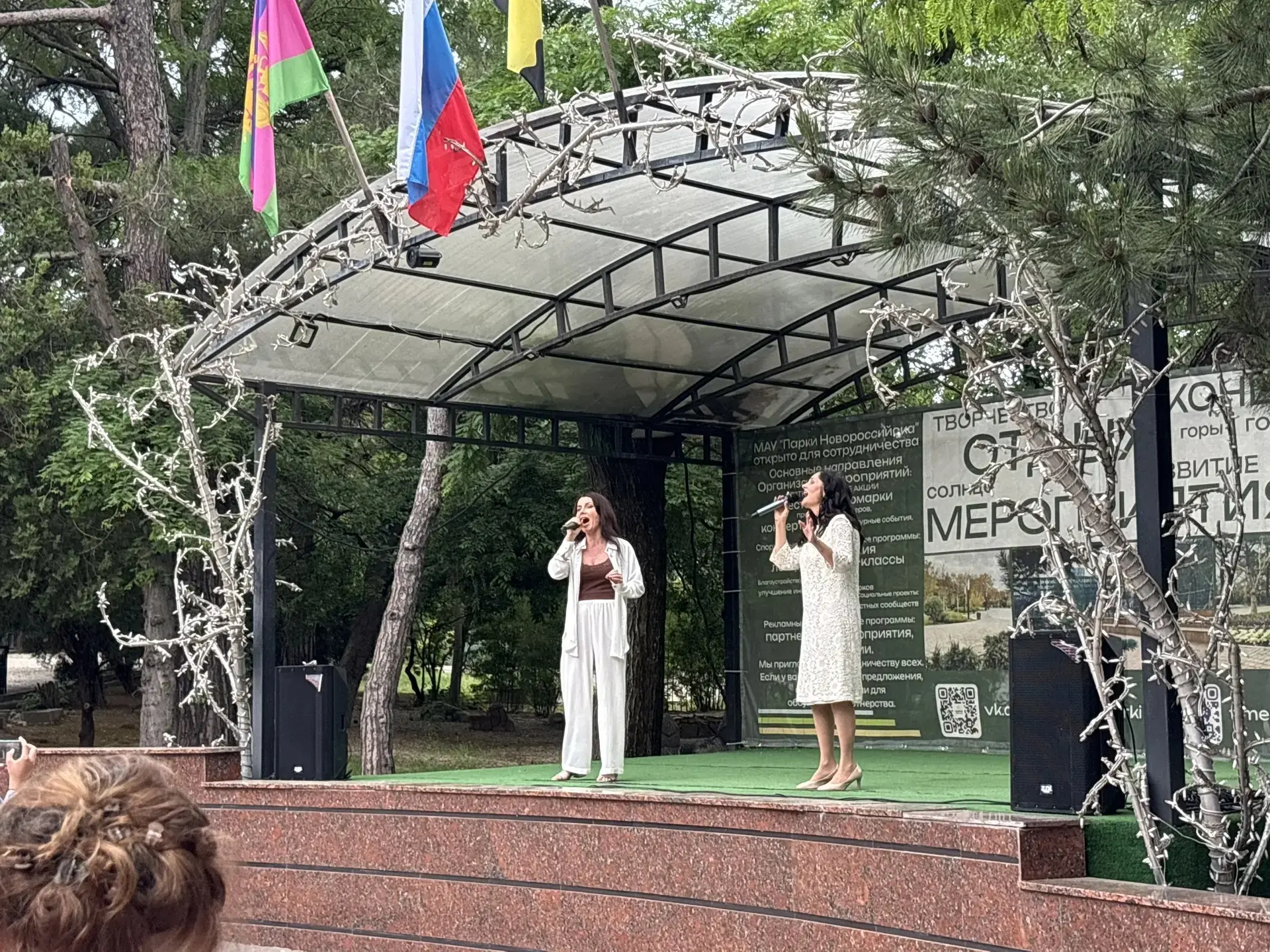 В День России в парке Ленина состоялось выступление вокальной студии «ОднаКо». Несмотря на капризы п