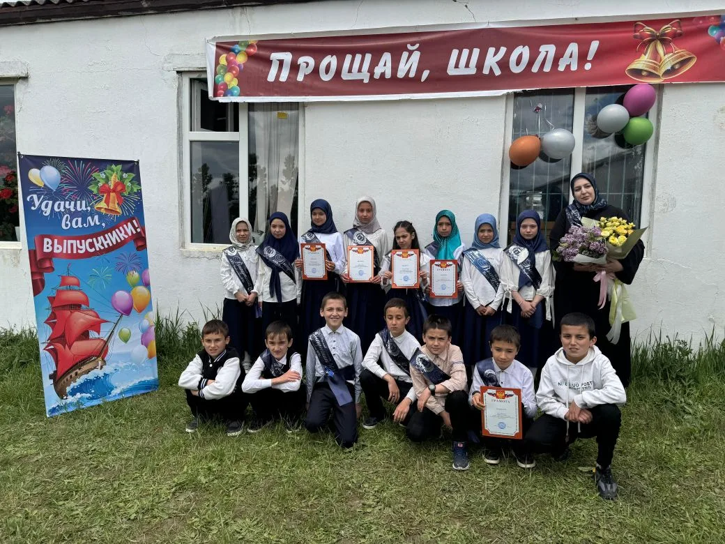 Праздник юности и надежд: в МКОУ «Ургубамахинская СОШ» прозвучал Последний звонок!
