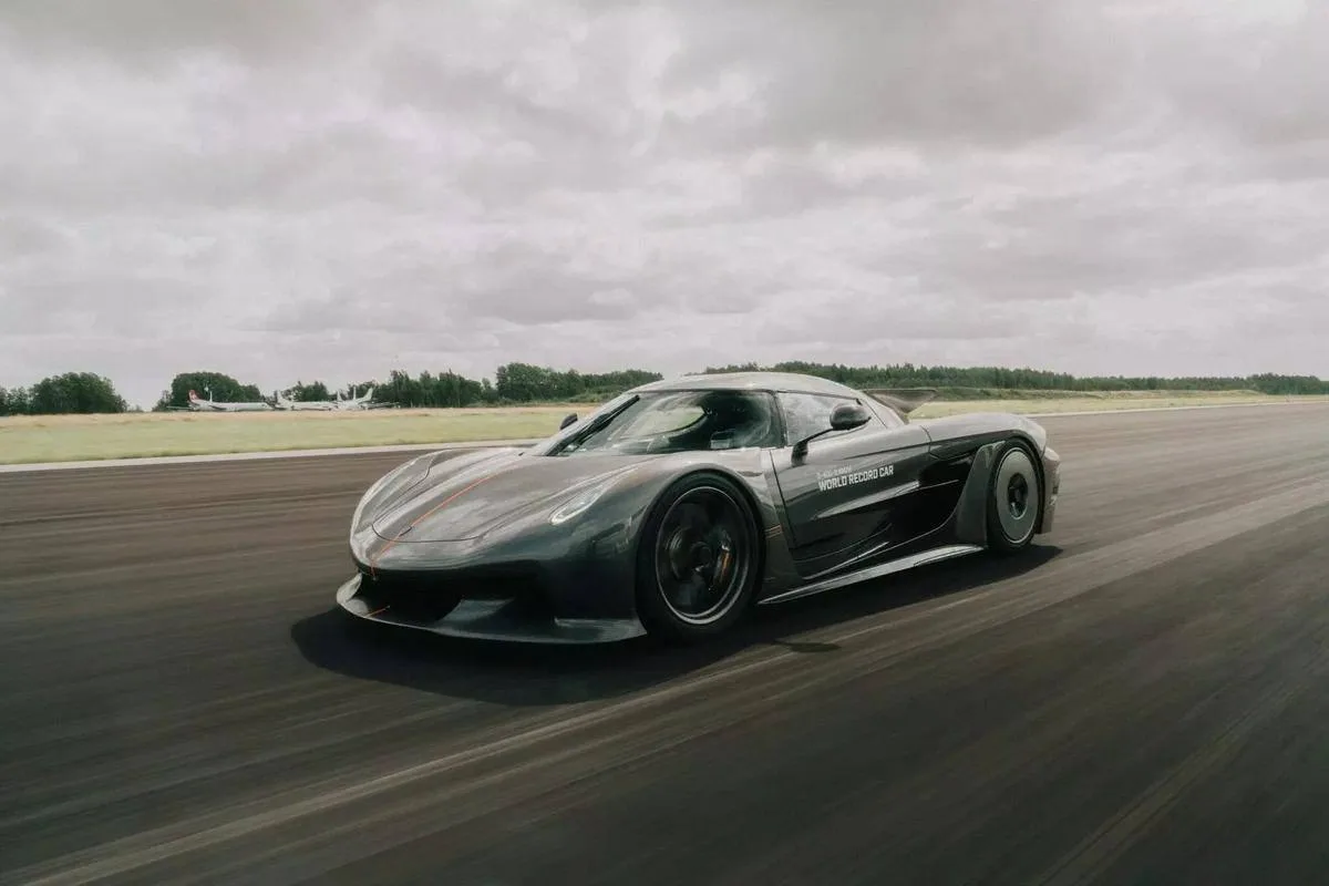 1600-сильный гиперкар Koenigsegg Jesko Absolut установил сразу несколько (!) новых рекордов.

На дис