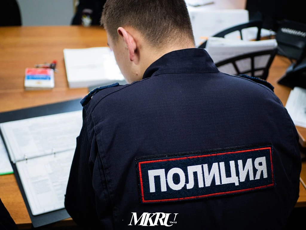 В Хилке полицейские задержали по горячим следам 18-летнего парня, похитившего телефон в...