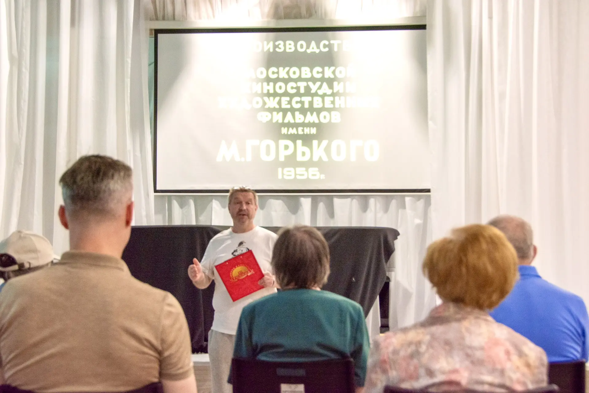 Кино, которое согревает

«И озер и рек у нас довольно, 
Хоть вокруг планету обойди! 
Не найдешь прек