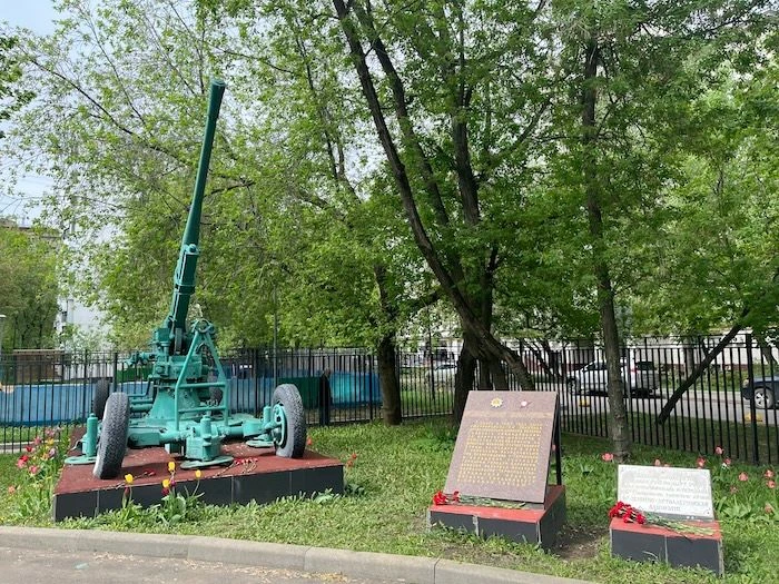 🌸 Встреча памяти  У Мемориальной пушки, расположенной возле корпуса на Поклонной 10, прошел митинг, 