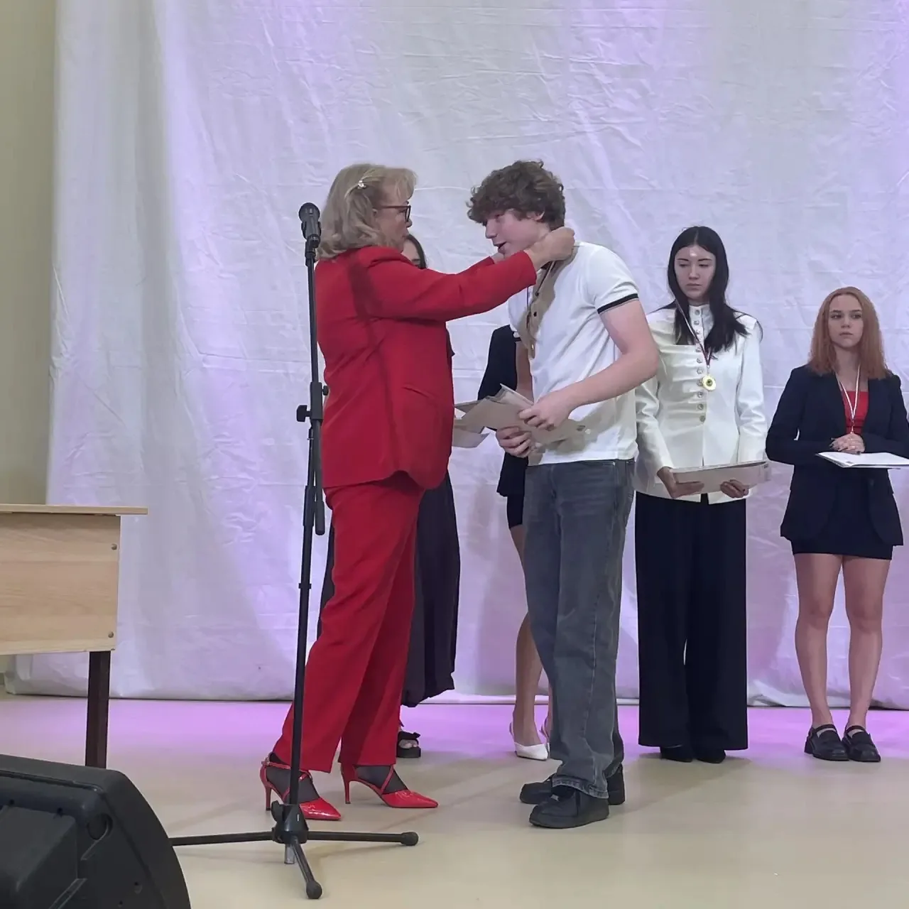 🎓 В добрый путь, девятиклассники!

    1 июля в нашей школе состоялся один из самых трогательных и 