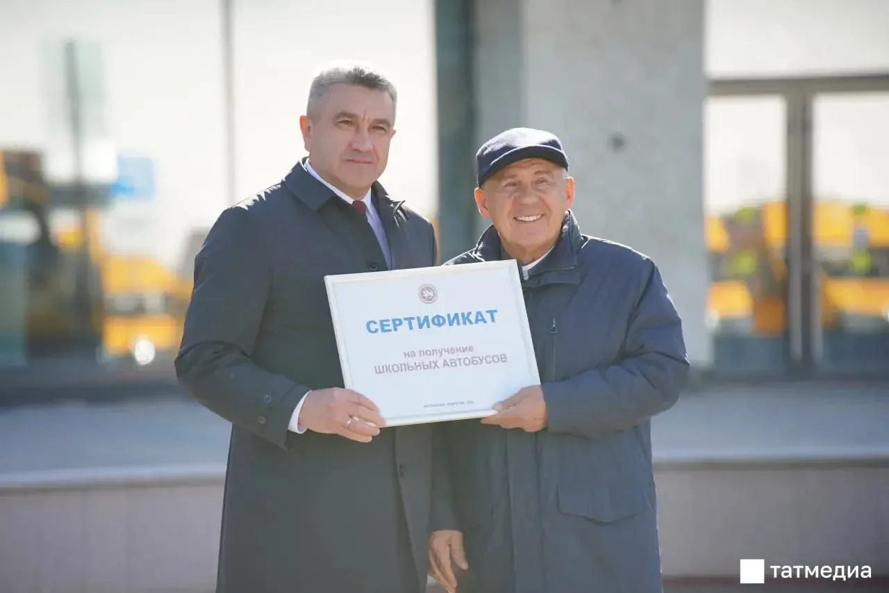 Рустам Минниханов в День учителя передал руководителям образовательных организаций ключ...