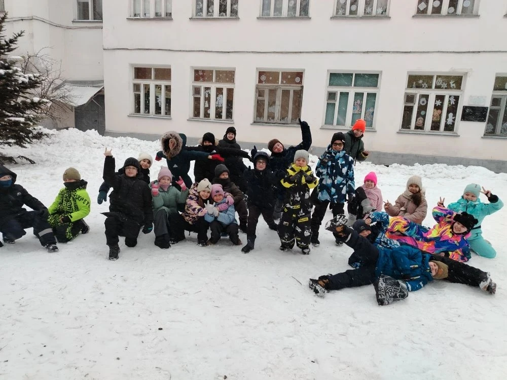 🎄Успели до метели!  3в и 3а поиграли в спортивные игры на свежем воздухе, а 1а и 3б устроили соревно