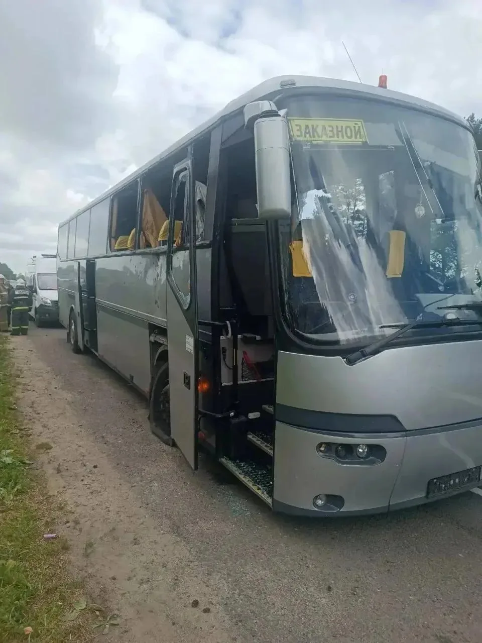 Кадры атакованного автобуса с детьми в Брянской области.