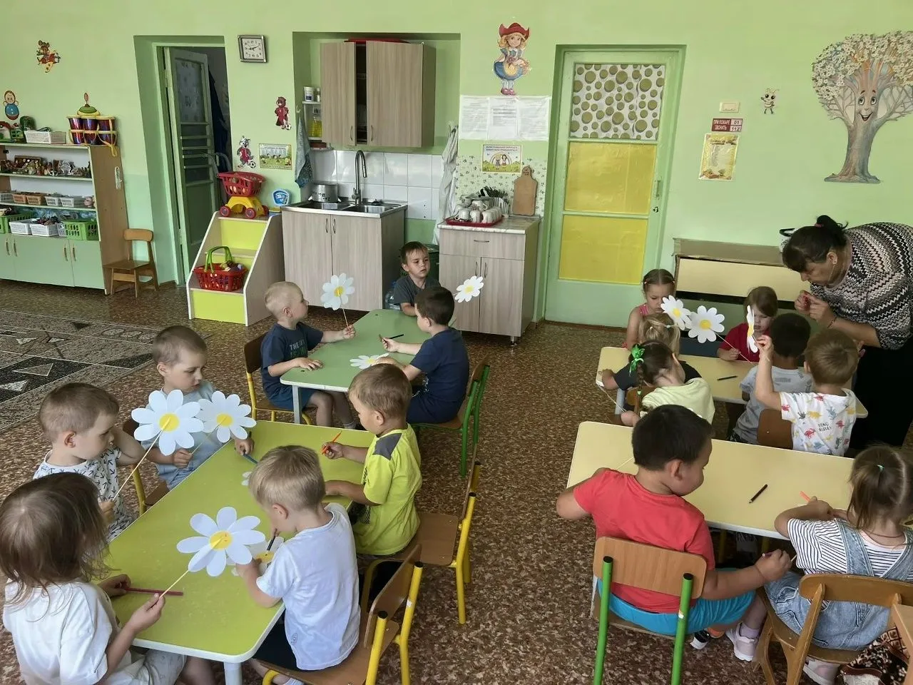 Посмотрите, какие красивые ромашки-улыбашки получились у ребят из детского сада «Золотой ключик» на 