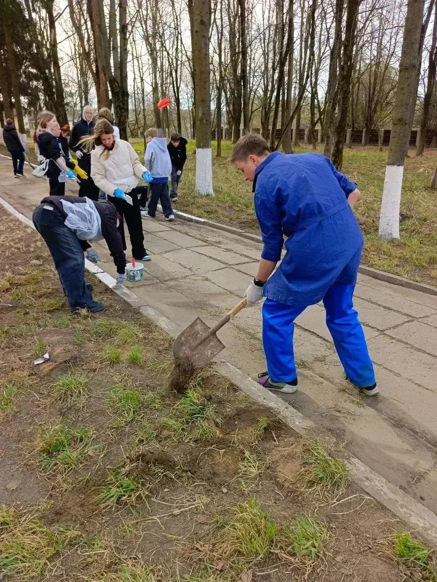 СДЕЛАЕМ НАШ ДОМ ЧИЩЕ ⛅

Сегодня наши обучающиеся продолжили наводить порядок на территории мемориала