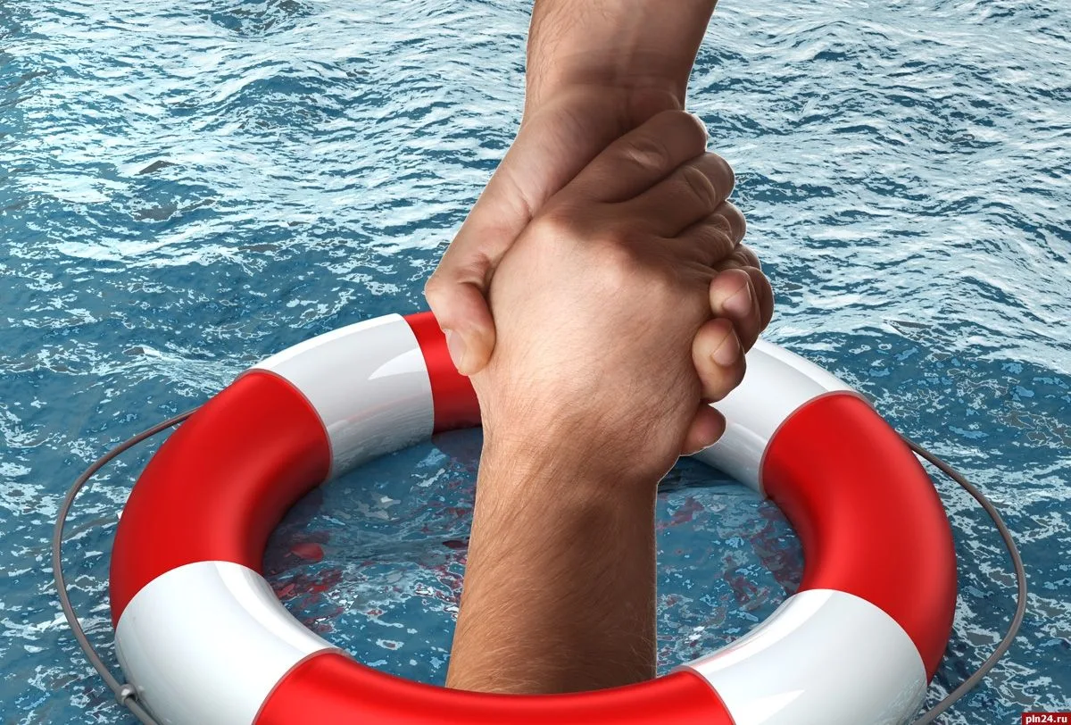 Что делать, если оказался в воде и не умеешь плавать? 
Как выбраться на берег, помочь себе при судор