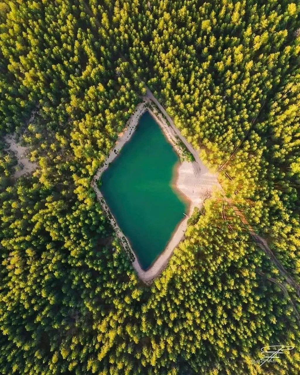 🏝Необычное озеро-ромб
в Ленинградской области

В Выборгском районе, неподалёку от известного озера 