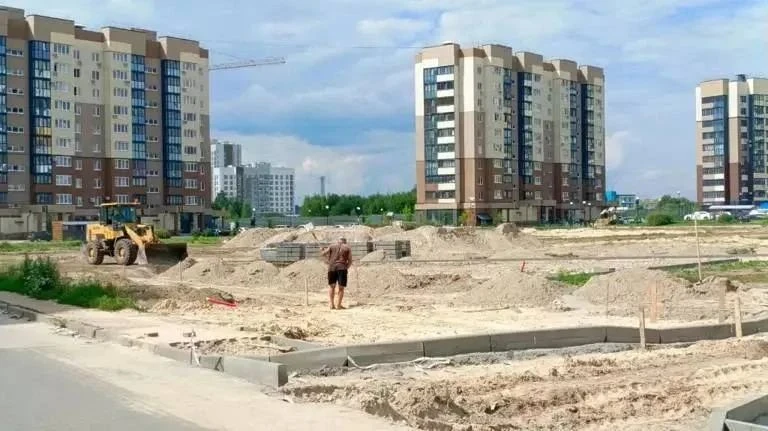 На месте бывшего пустыря в Брянске строят современный сквер

В районе старого аэропорта в Брянске пр