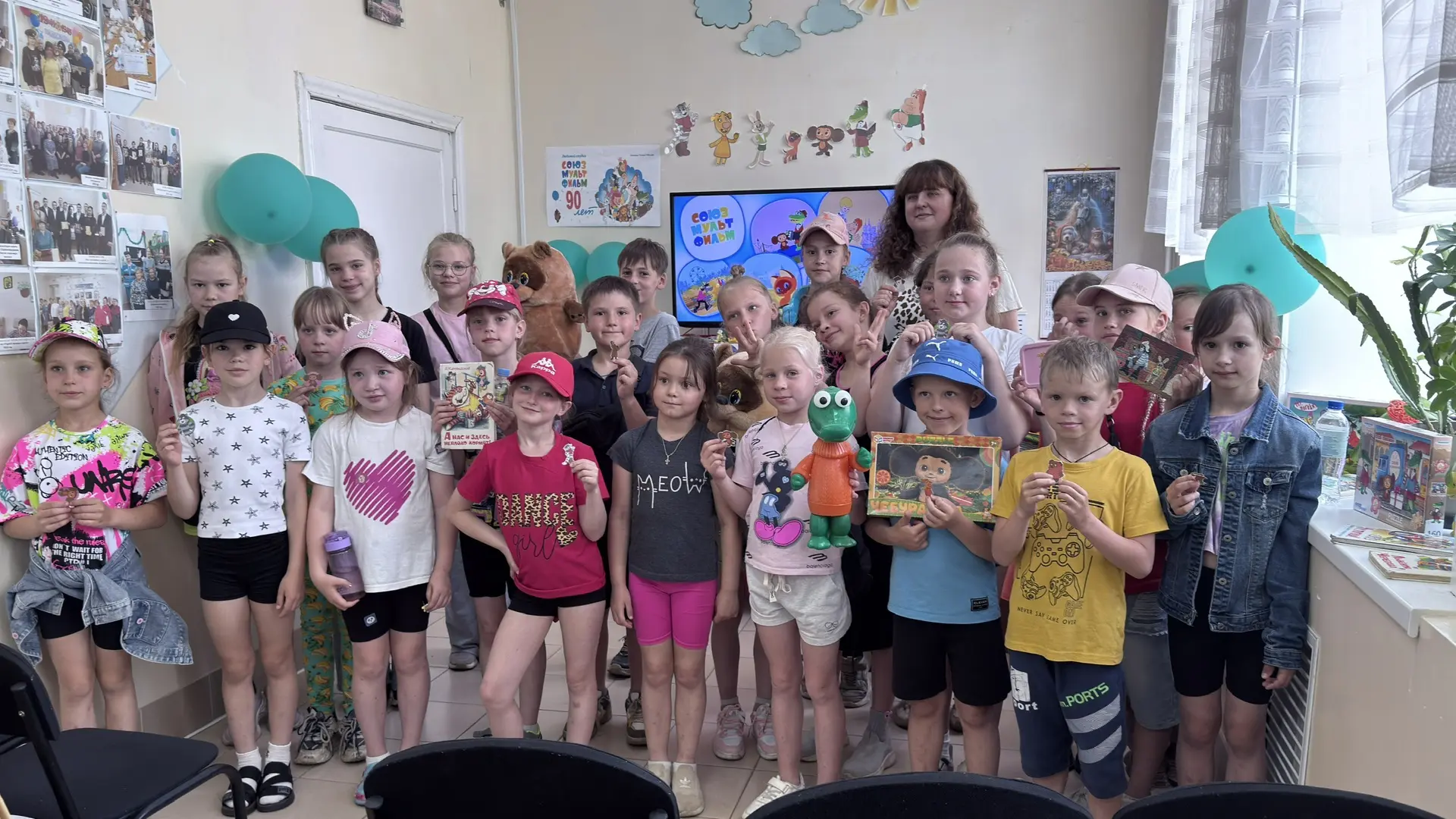 Третья неделя лагеря началась с волшебства! ✨

Сходили в библиотеку на праздник в честь 90‑летия «Со