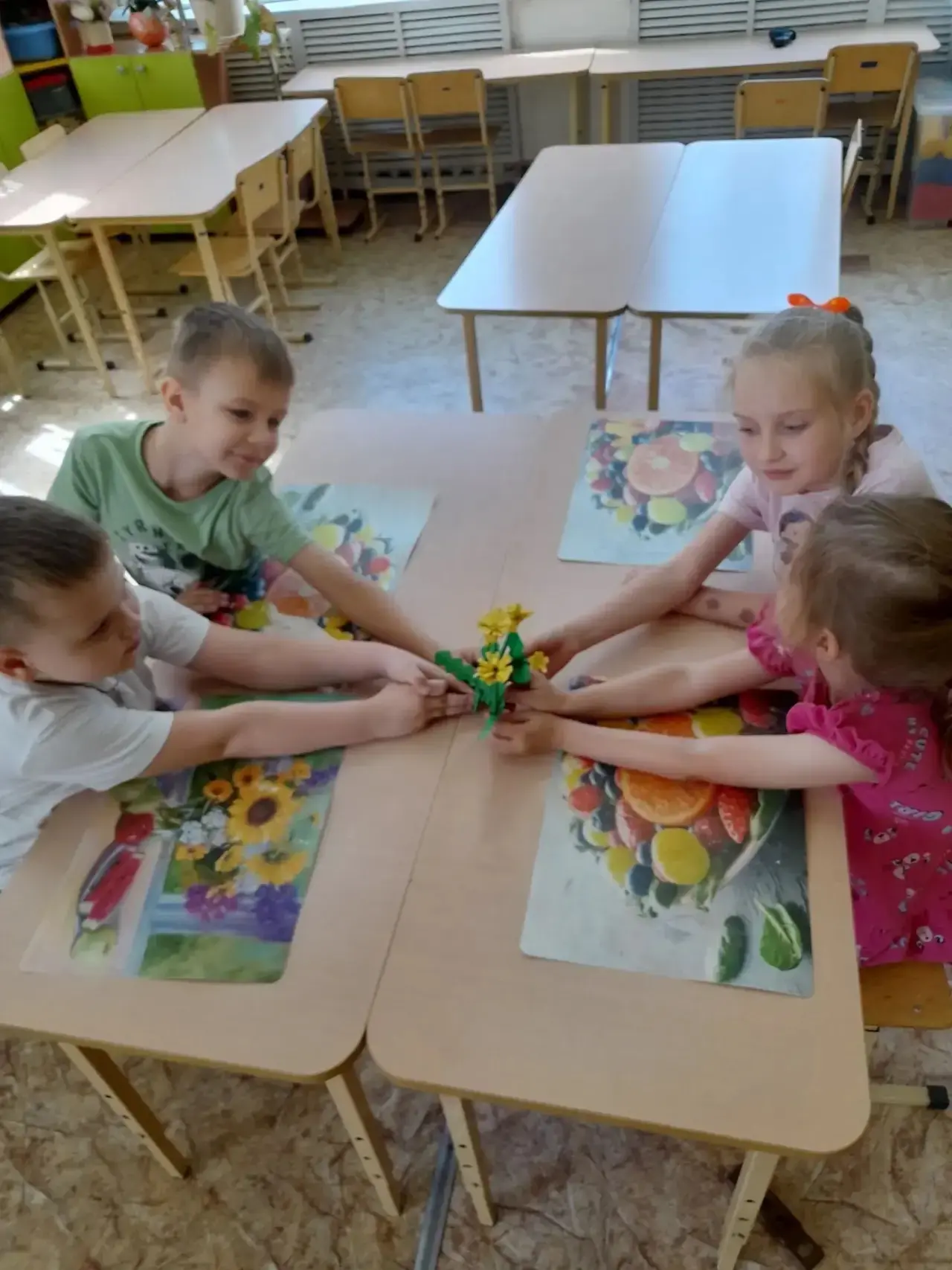 Детская мастерская: творчество в самом разгаре! ✏️🌈 
На столе ножницы и бумага. Дети подготовительн