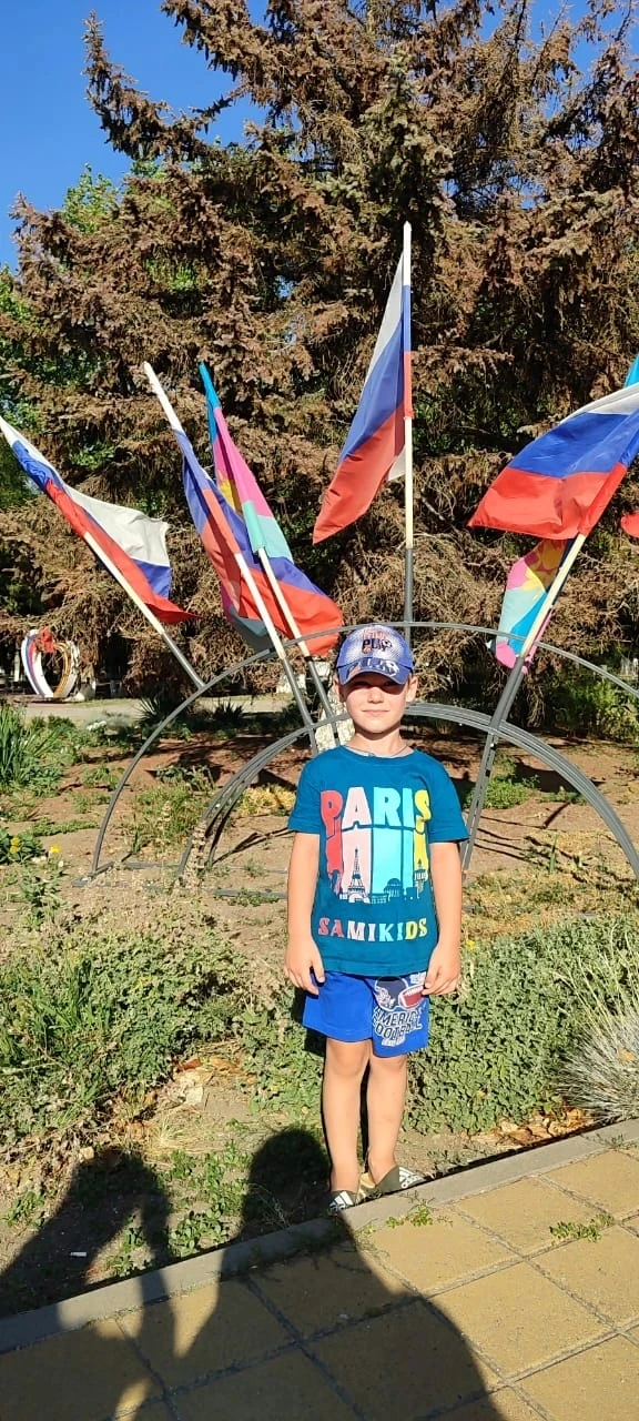 Охват Арсений участвует в акции 🇷🇺#ФлагиРоссии#ДеньФлага