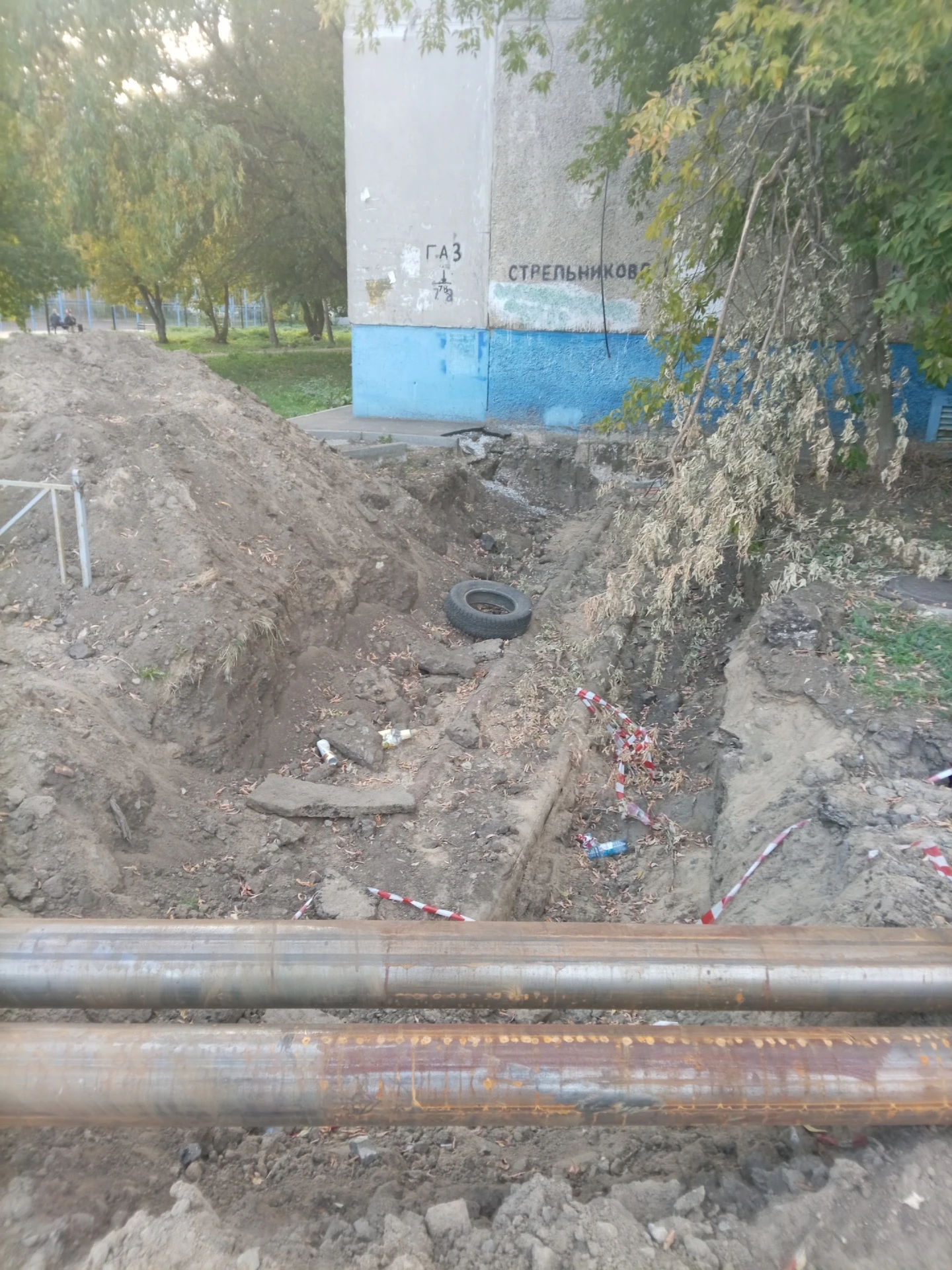 Ул. Стрельникова 1. Тепловая компания разрыла теплотрассу в первых числах сентября (уст...
