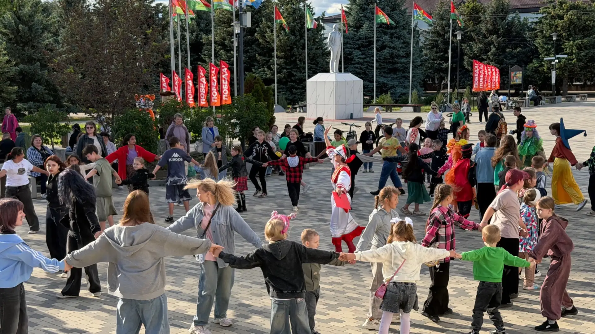 🌟 🌈 Яркий праздник - День защиты детей в посёлке Глубоком.
😍 🌟 Вчера вечером на площади посёлка 