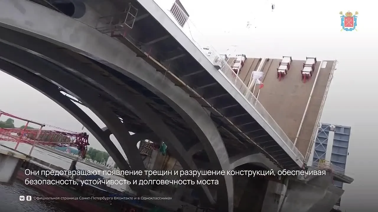 На Большом Смоленском мосту установили первые деформационные швы.

Специалисты последовательно выпол