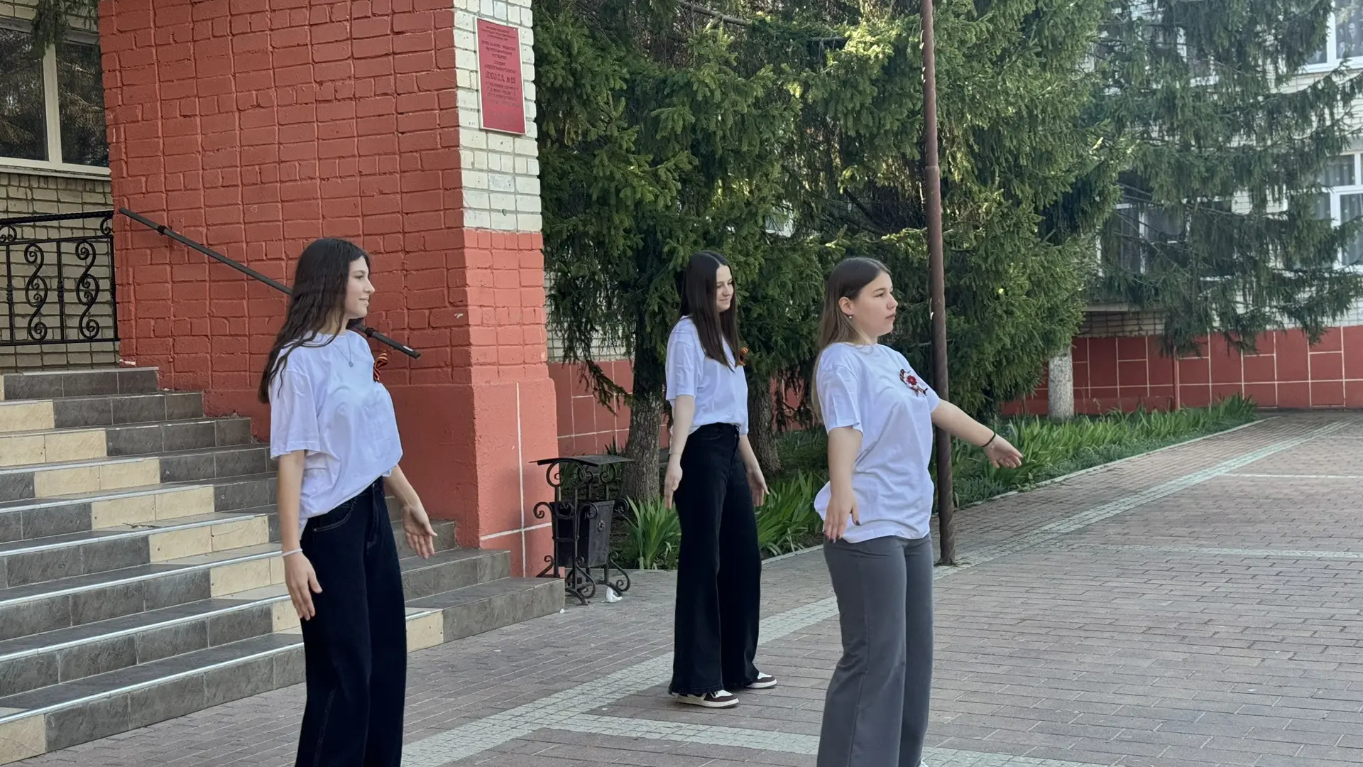 🚀 Зарядись энергией на весь день! 🚀  В средней школе№ 18 утро началось с бодрой зарядки! 🤸‍♂️   Ребя