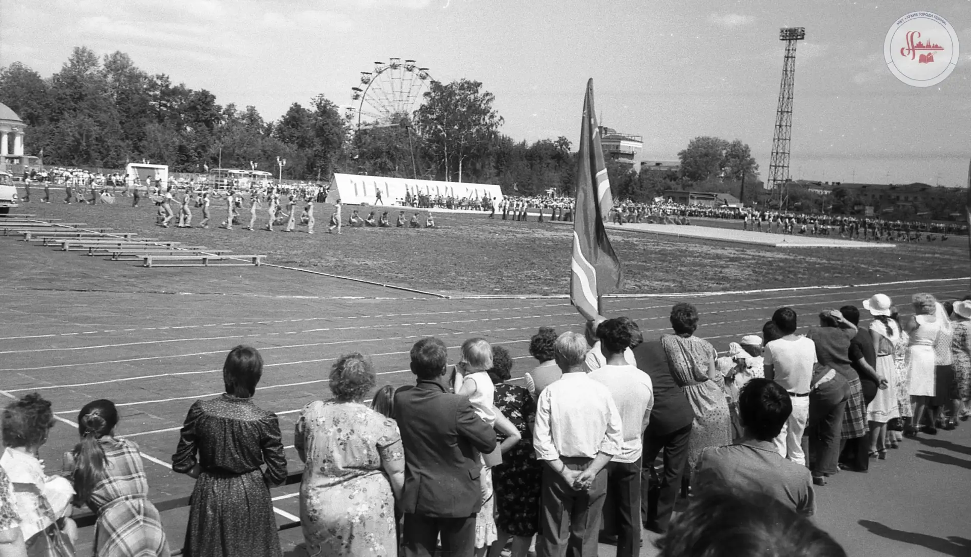 На фотографии, сделанной 19 июня 1983 года на стадионе «Юность», спортсмены готовятся к выступлению.