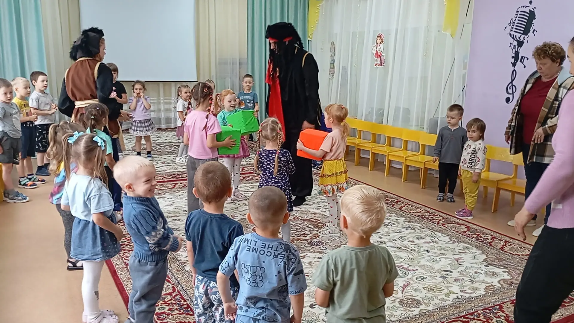 Воспитанники детского сада весело проводят летнее время. У ребят в гостях был капитан Джек Воробей и