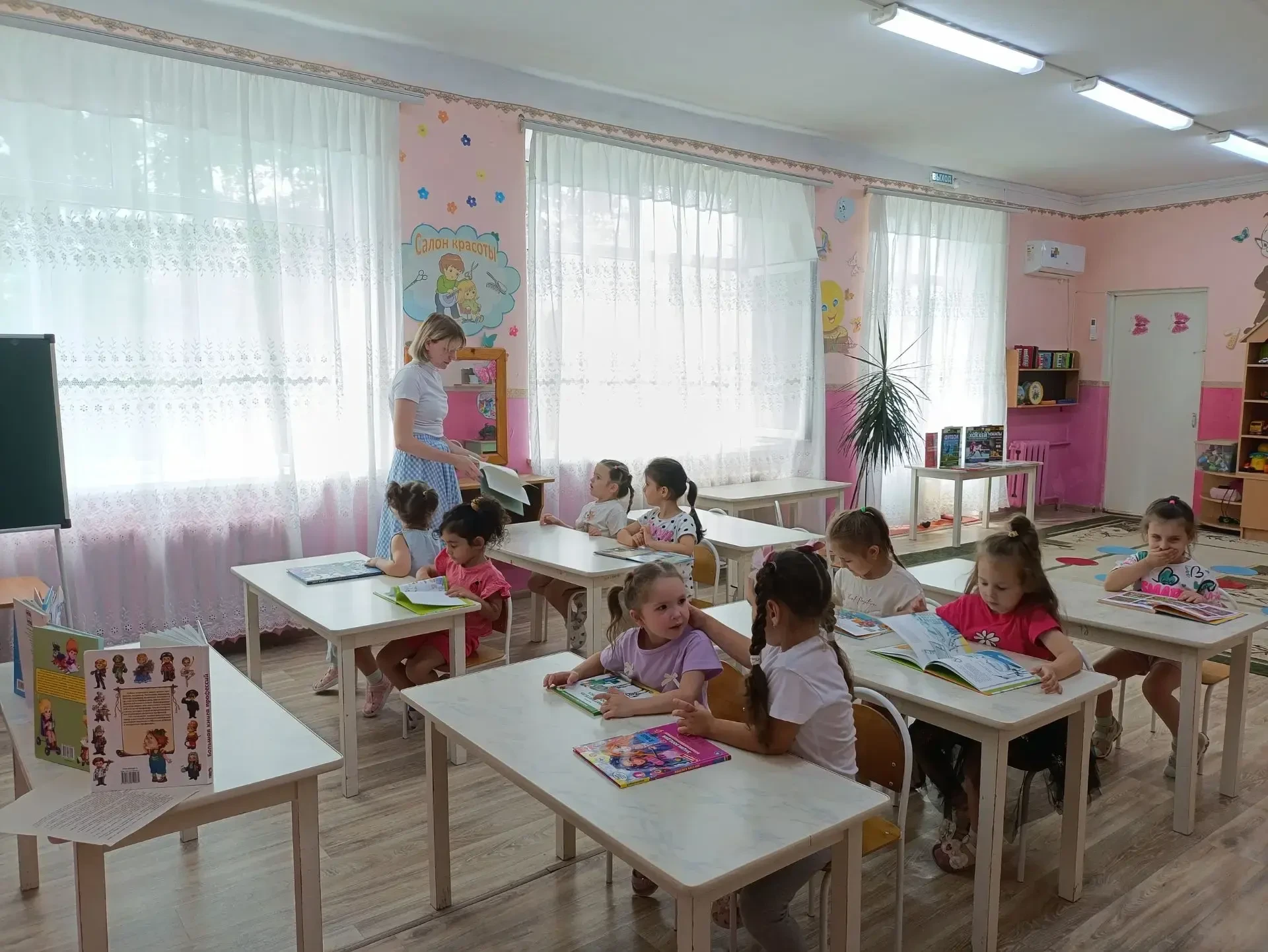 В гостях у ребят группы "Фантазеры" побывал специалист модельной Детской библиотеки - ф...