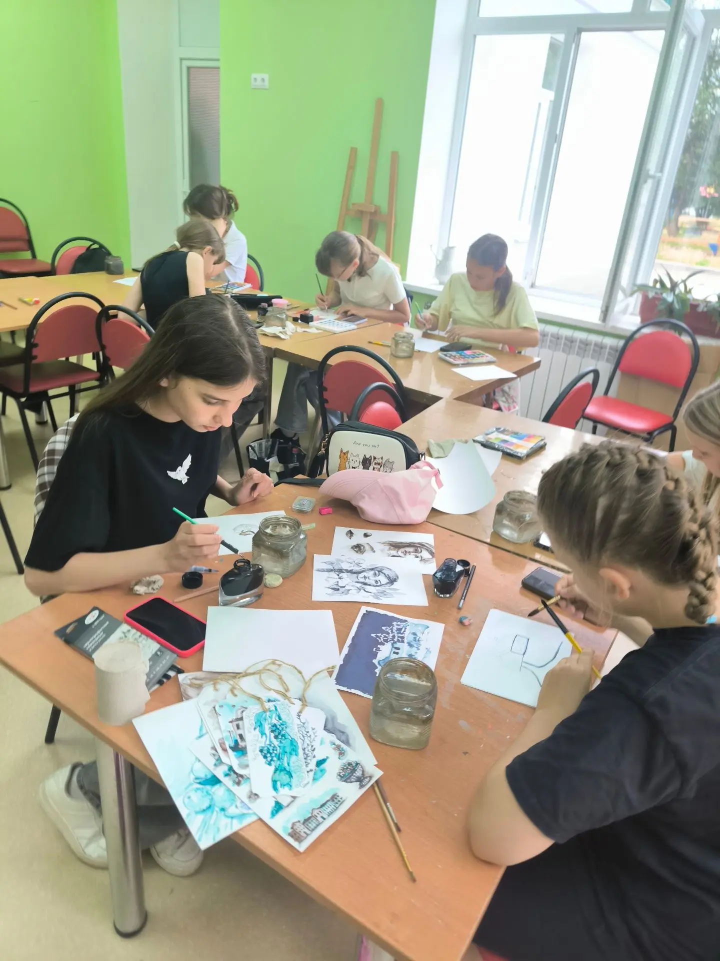 Июнь в «Акварельке» - время экспериментов и изучения новых техник!
Ребята осваивали новые материалы 