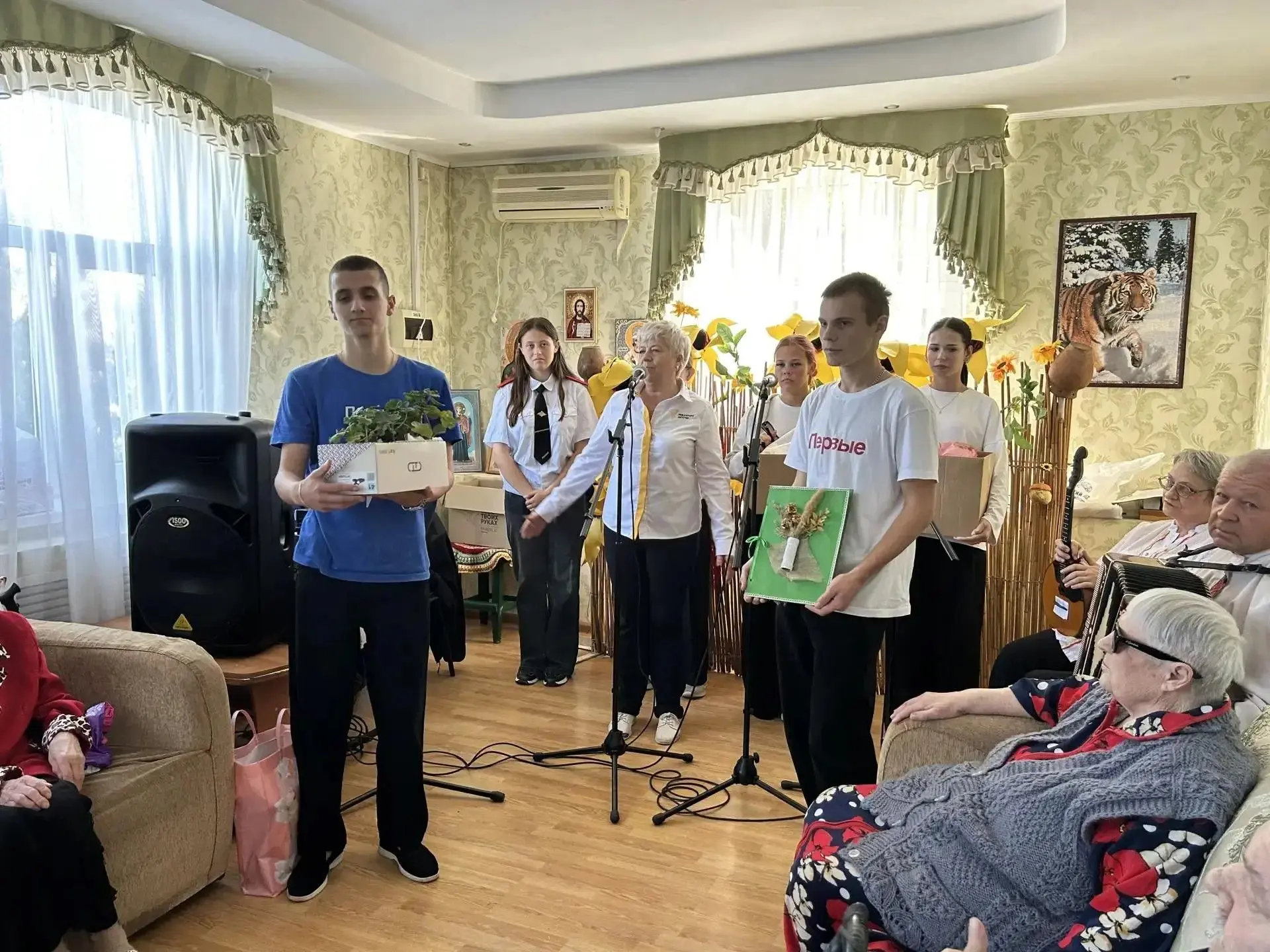 В Международный день пожилых людей студенты Тихорецкого индустриального техникума вмест...