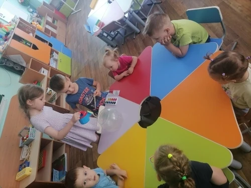Дождик кап-кап-кап: игра и творчество с водой 💦
 
В первой младшей группе «Звёздочка» прошли увлека