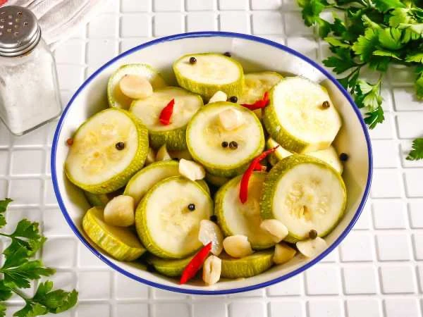 🥒 Квашеные кабачки быстрого приготовления без закатки

Ингредиенты

• Кабачки — 2 шт.
• Перец остры