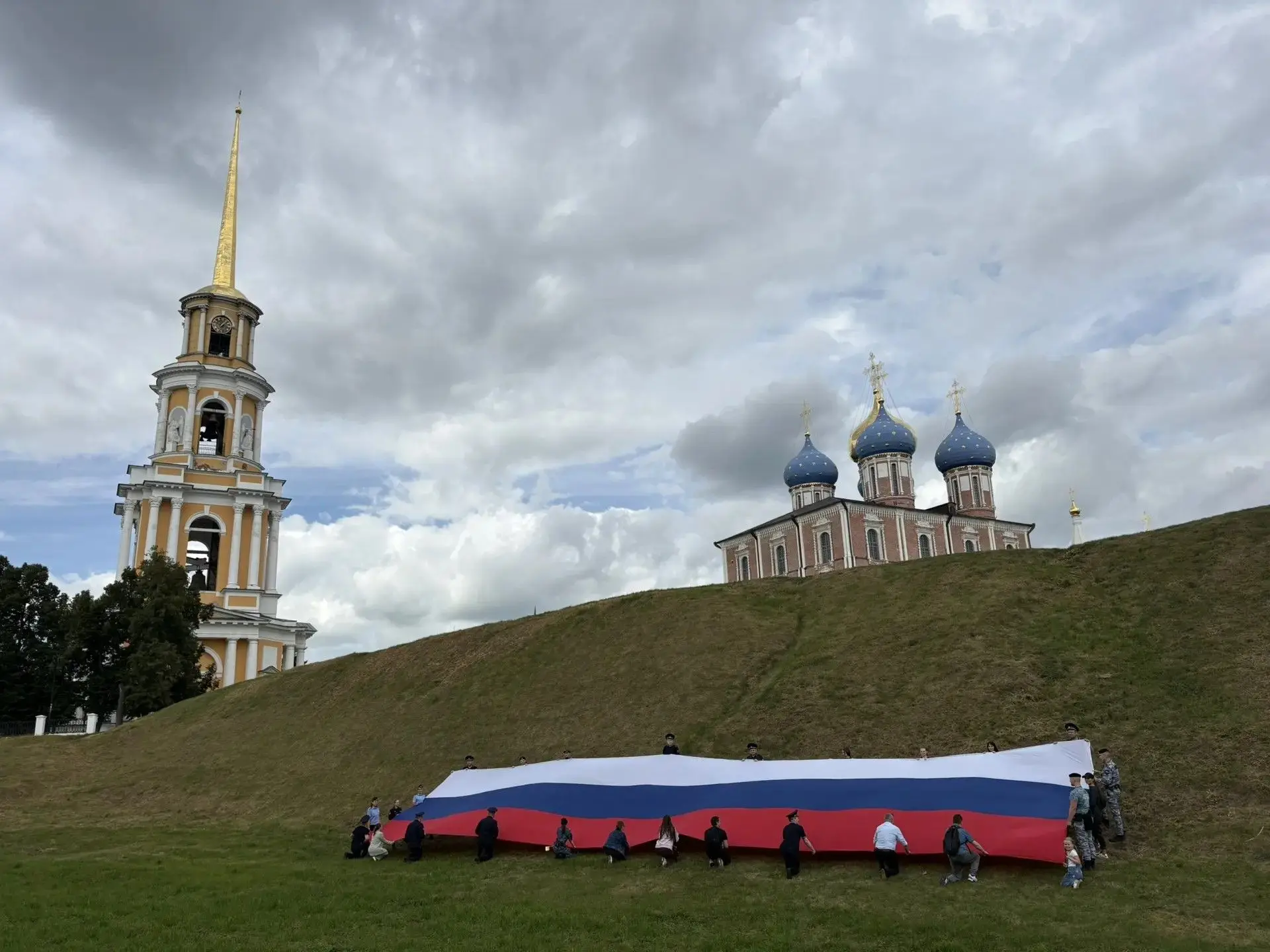 Рязанские судебные приставы отмечают День Государственного флага России (фото и видео)