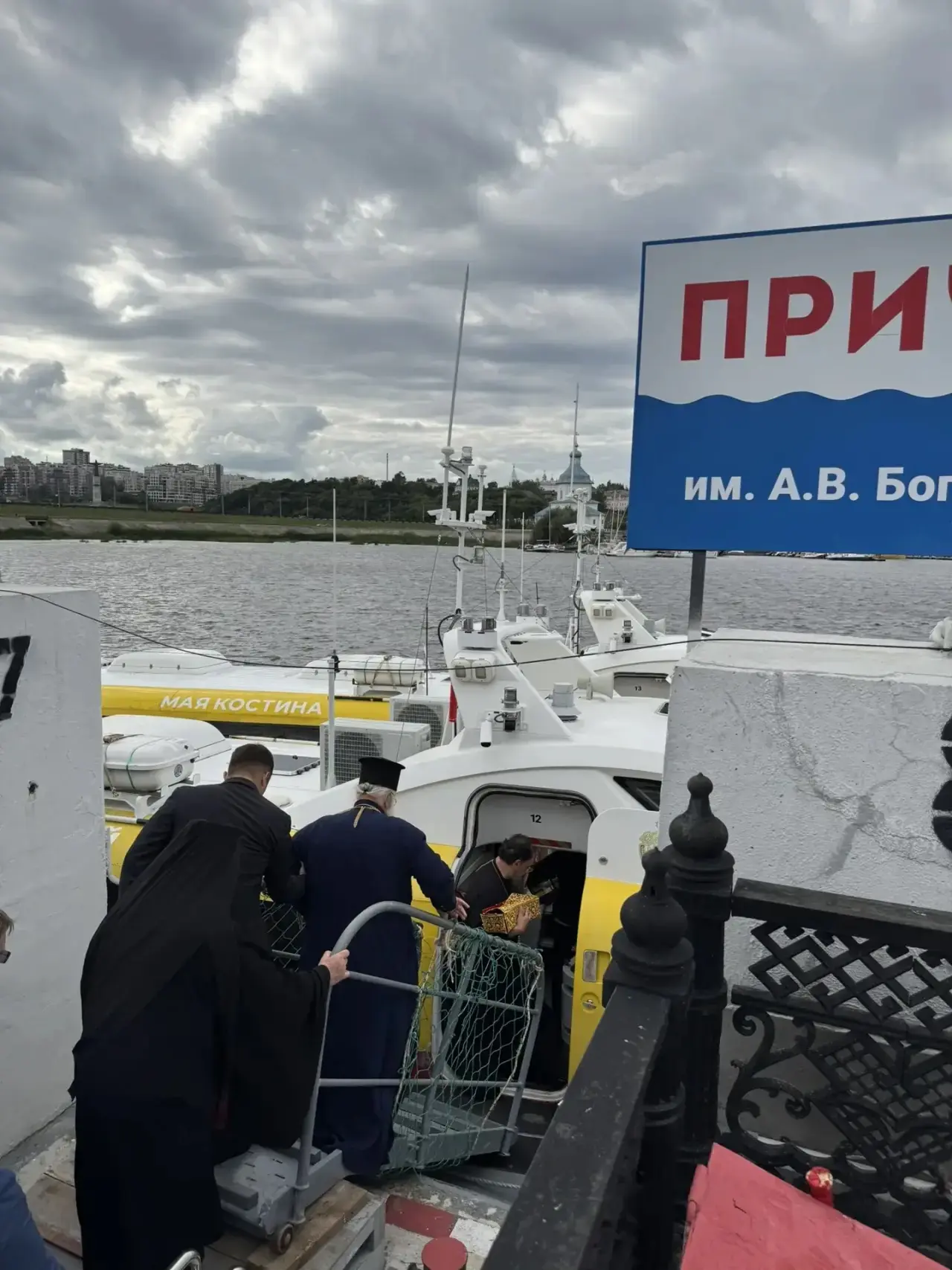 🔥 Святыню проводили Крестным ходом и отправили в Казань по Волге