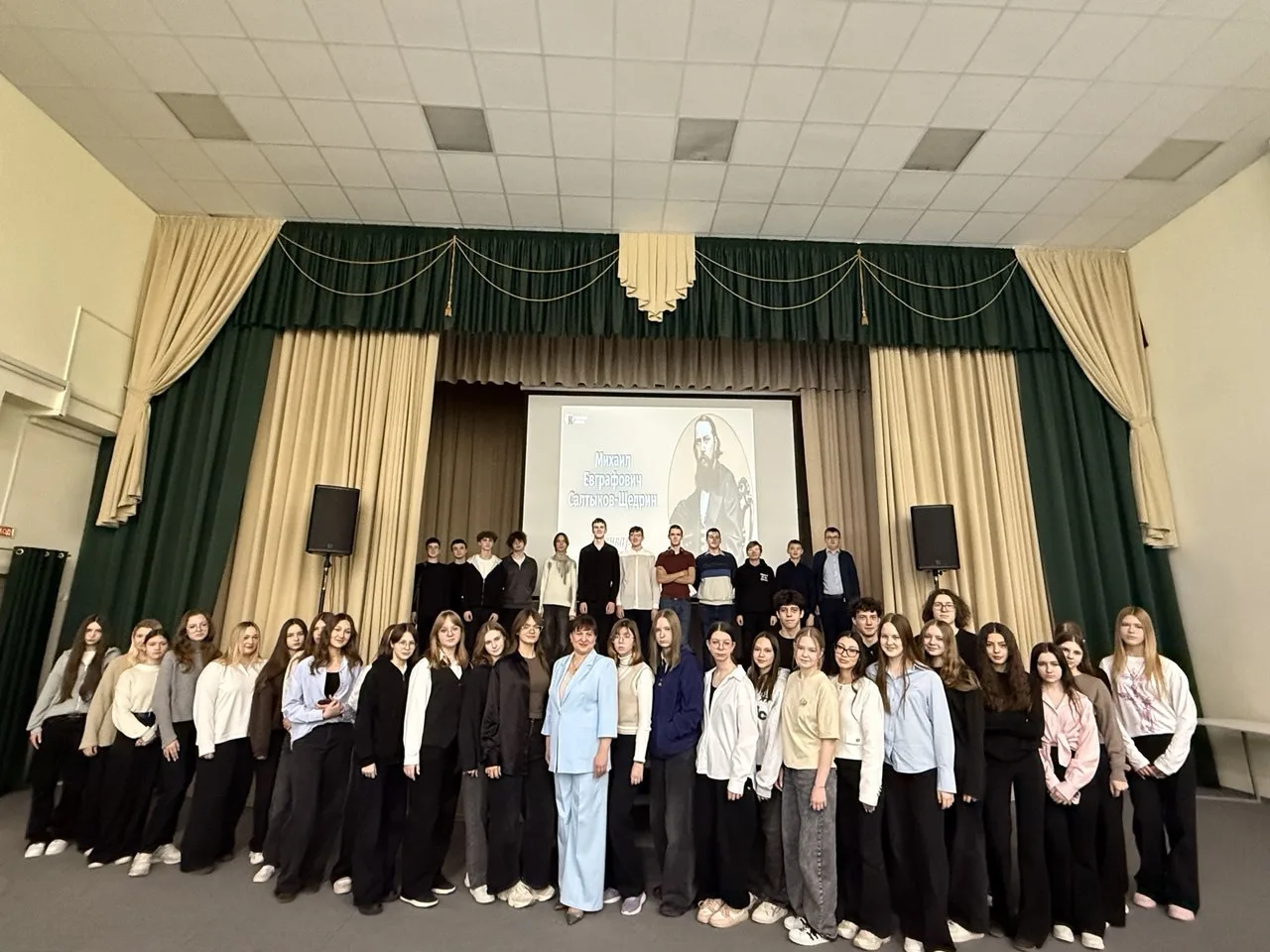 🎭 Сегодня в рамках популяризации Пушкинской карты в нашей школе прошел вечер-портрет «Я писатель-в э