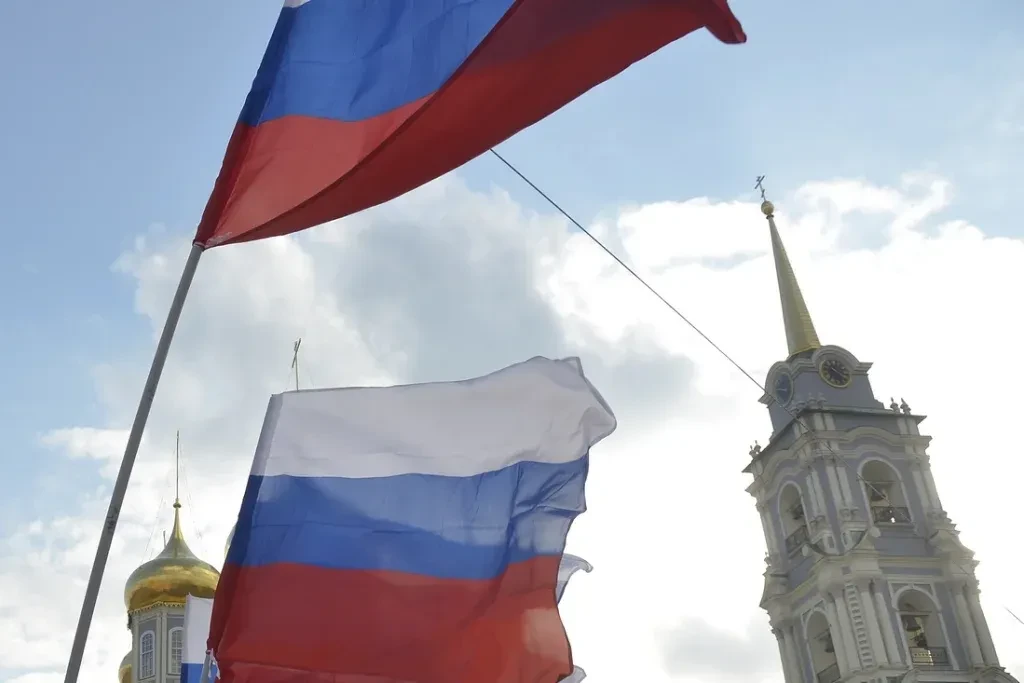 Тулу украсили флаговыми композициями в цветах триколора ко Дню России