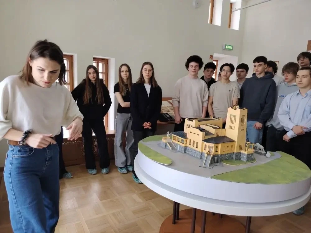 🏛️ Путешествие в историю Самарской губернии: 10 «А» посетил «Дом со слонами» Обучающиеся 10‑го «А» к