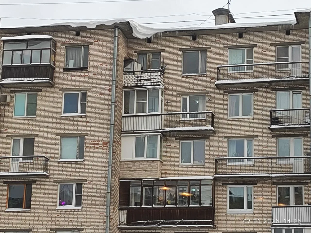 😱 Опасные сосульки на Большеохтинском проспекте