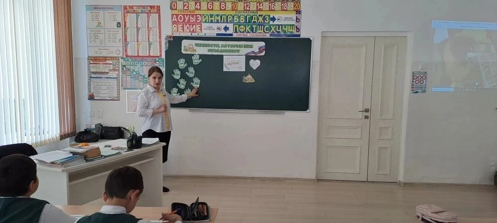 Сегодня понедельник, и школьный день традиционно начался с поднятия флага и «Разговоров...