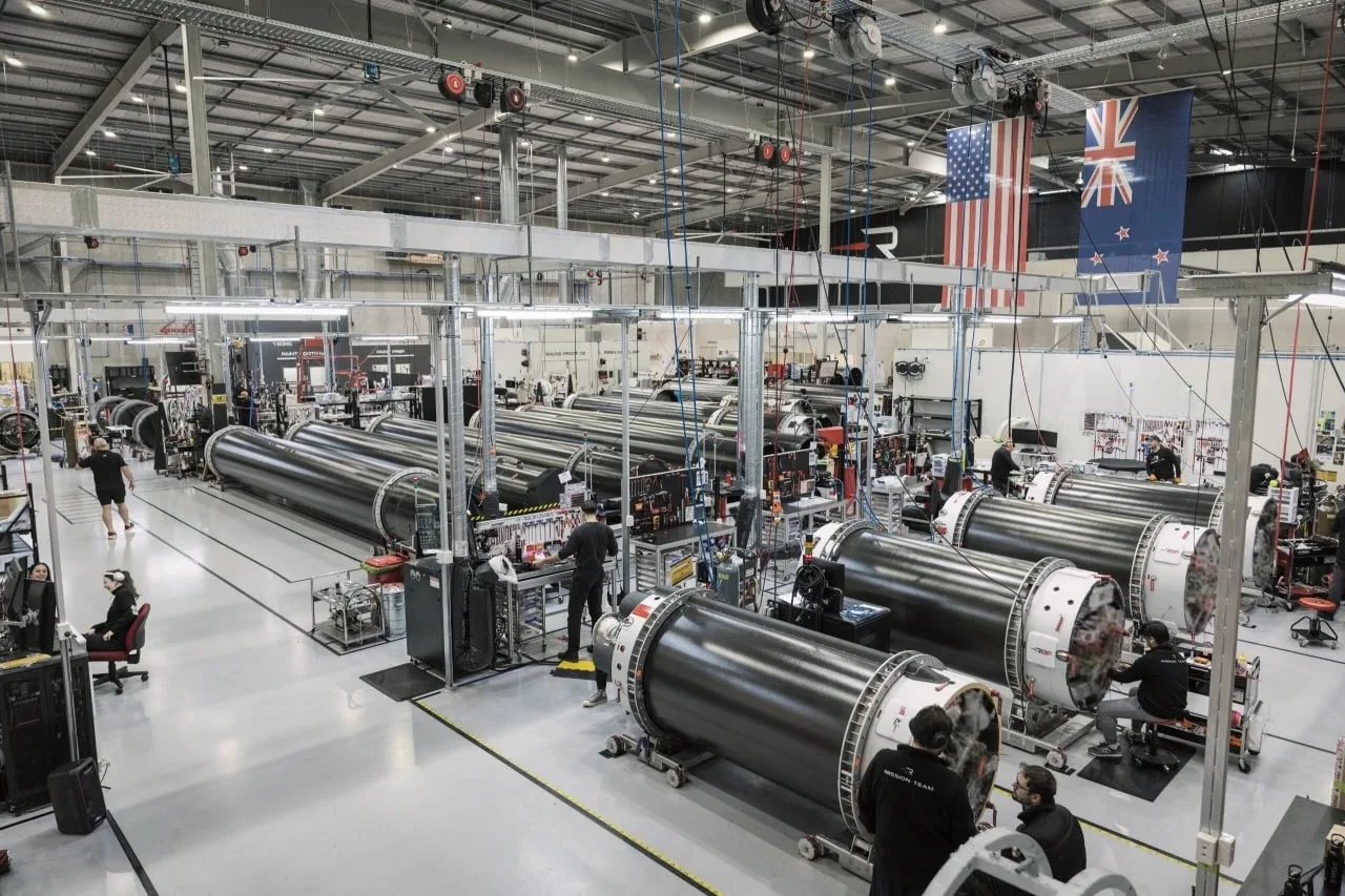 🚀 Конвейерный юбилей: Rocket Lab собирает сотую ракету Electron 
 
На фото: цех с несколькими ступе