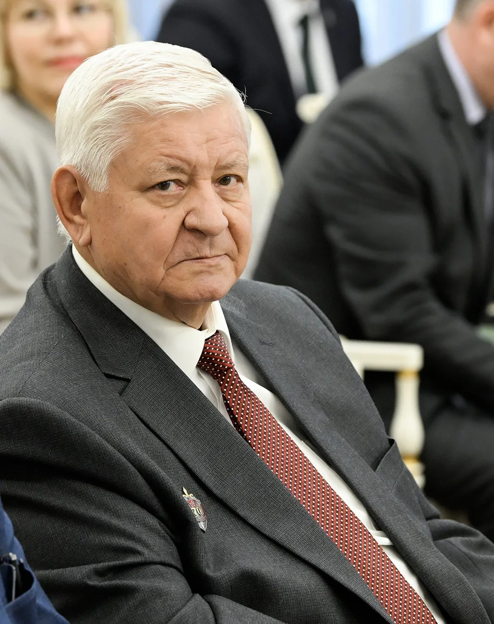 Виталий Королев поблагодарил за службу на благо Верхневолжья и страны Почетного гражданина Тверской 