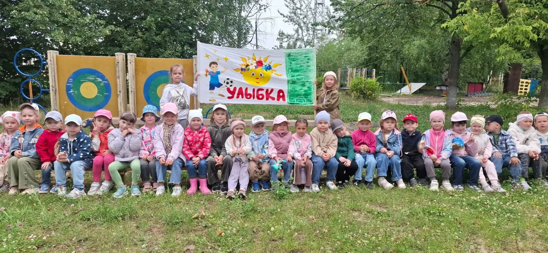 В нашем садике состоялся турнир по мини-футболу среди команд подготовительных и старших групп. Это б