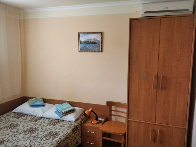 #ЕВПАТОРИЯ
по улице Санаторская 17

Собственник. Сдам посуточно 1-но комнатную квартиру на втором эт