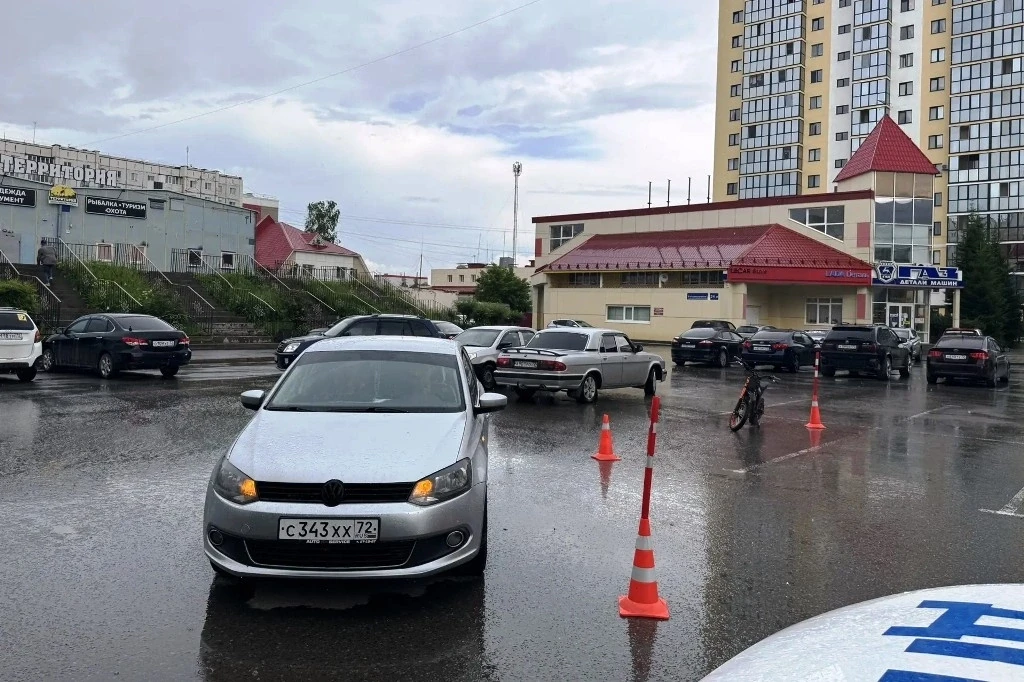 🚨Опасная прогулка: в Тобольске подросток на электробайке попал в ДТП у ТЦ «Арбат»