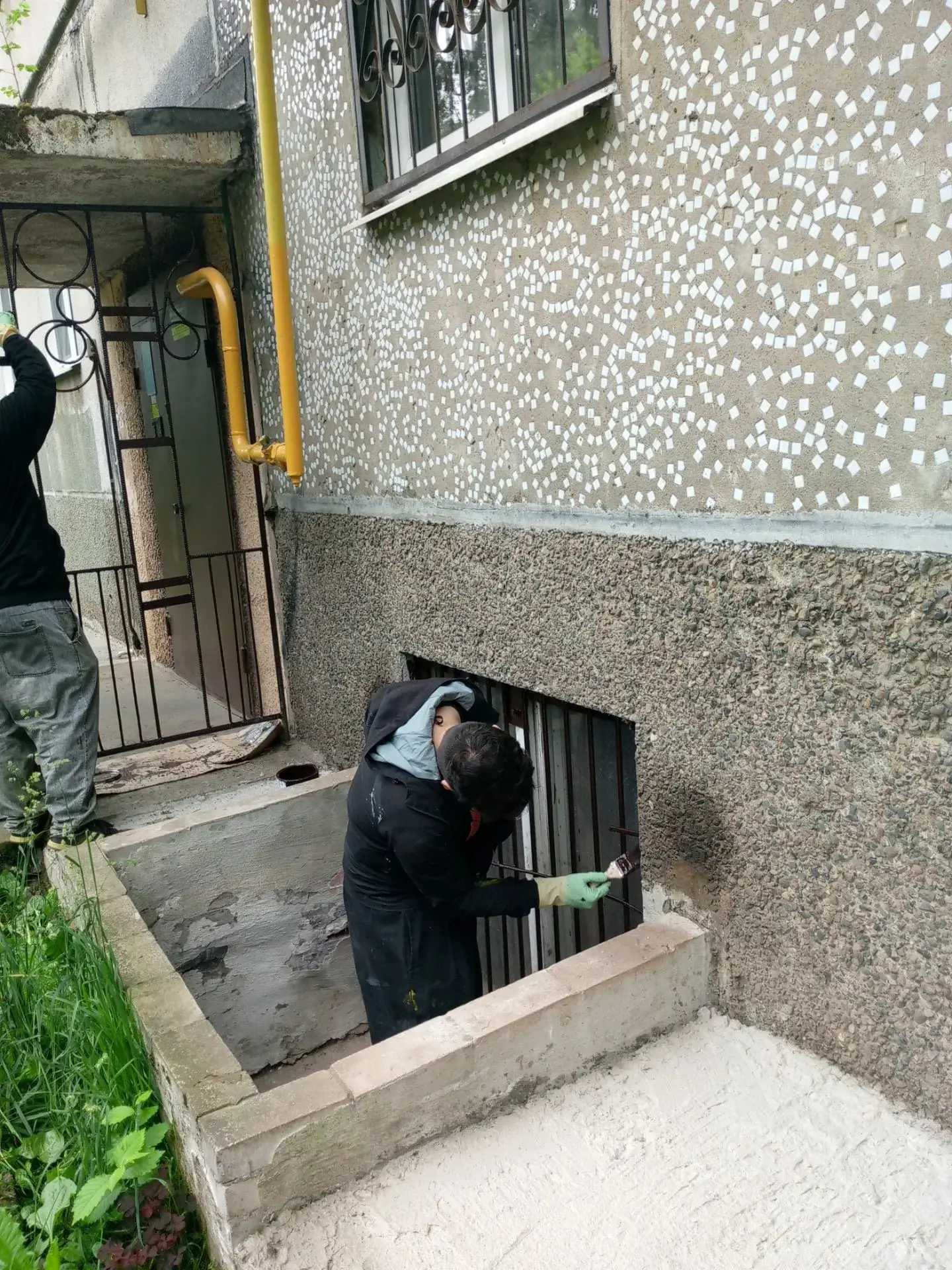 Работы по покраске металических конструкций в 6 микрорайоне.