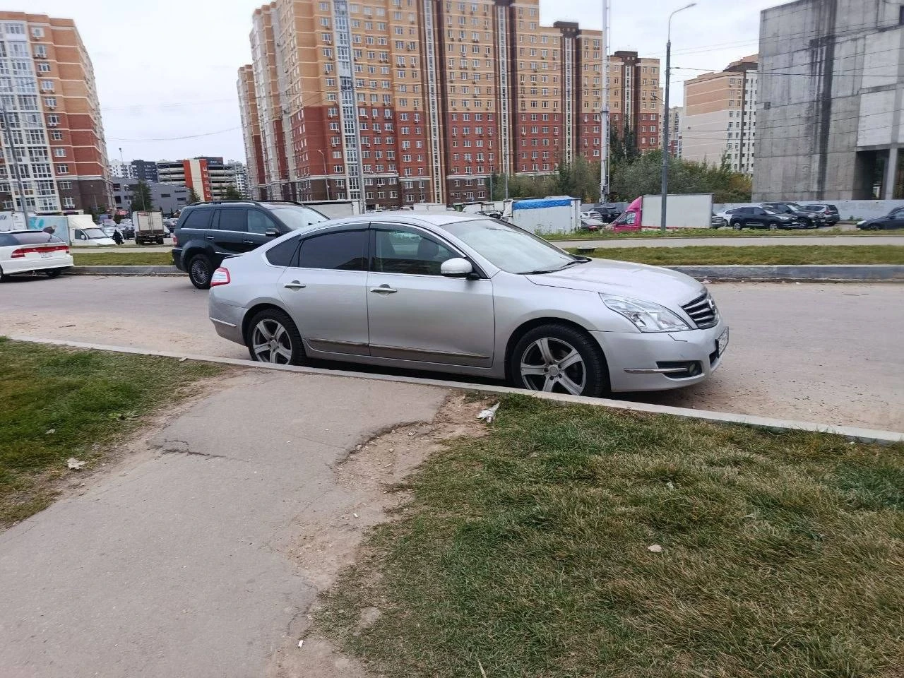 На Бачуринской часто перекрывают проход машинами. Как тут с коляской пройти?