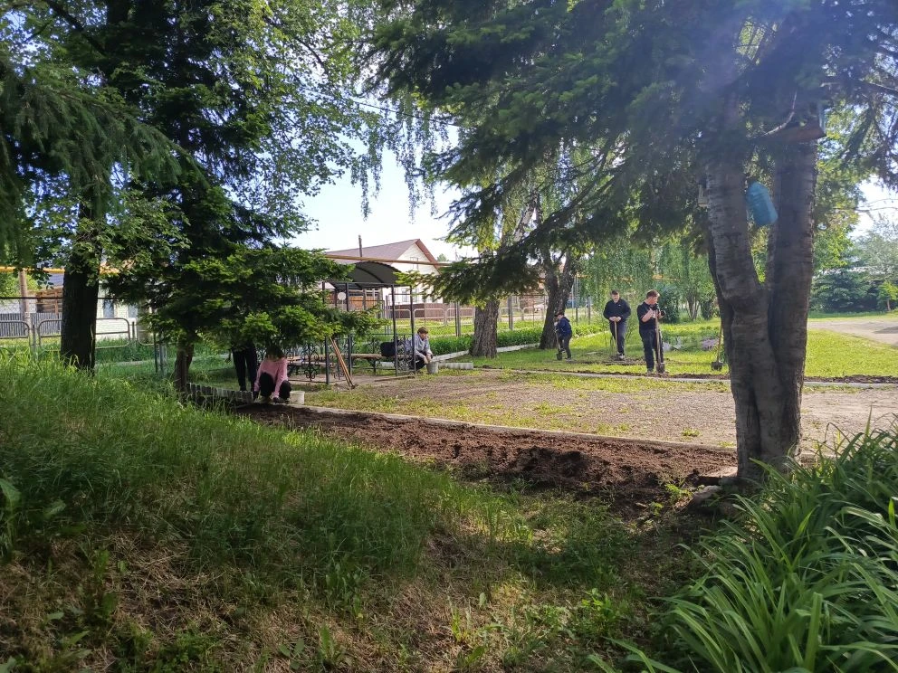 🌞Лето в нашей школе — пора активной работы на свежем воздухе. 🌱Летняя трудовая практика позволяет 